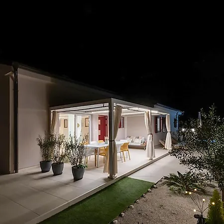 Luxurious In Mali Vareški
