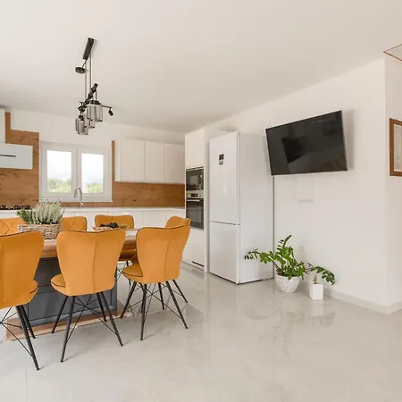 Luxurious In Mali Vareški